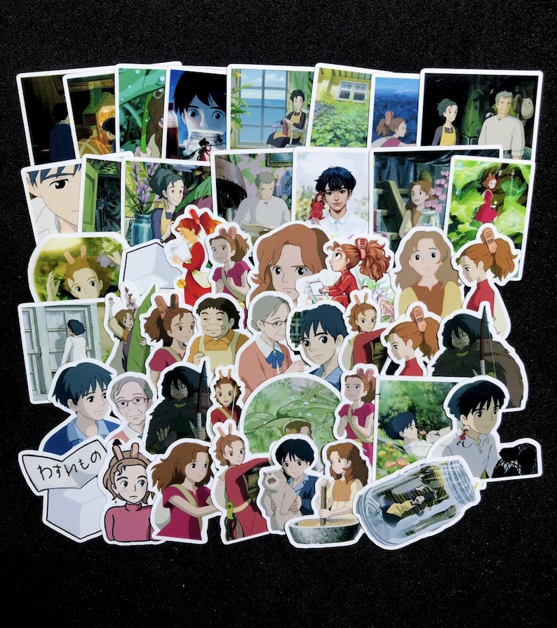 Pu&ograve; includere: Una collezione di adesivi in stile anime con vari personaggi e scene. Gli adesivi presentano una variet&agrave; di colori e design, con illustrazioni dettagliate. Gli adesivi sono disposti su una superficie nera.