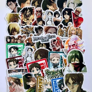 Puede incluir: Una colección de pegatinas coloridas con personajes y logotipos de la serie de anime "Attack on Titan". Las pegatinas muestran varios personajes en poses de acción e incluyen el logotipo de la serie. Las pegatinas son de varias formas y tamaños.