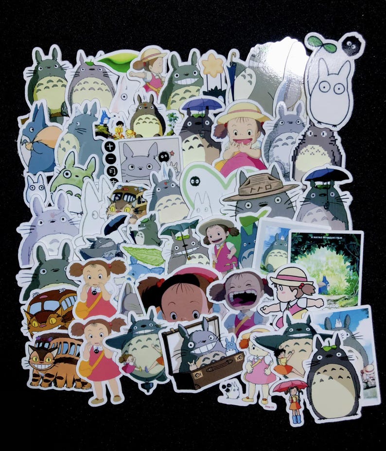 Pu&ograve; includere: Una collezione di adesivi colorati con personaggi e scene del film d'animazione "Il mio vicino Totoro". Gli adesivi raffigurano vari personaggi di Totoro, ragazze e altri elementi del film, con sfondo nero.