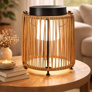 Linterna solar de mimbre tejida a mano, lámpara de mesa portátil para exteriores, carga USB-C (IP54)