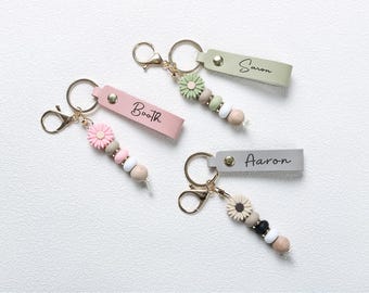 Personalized Daisy Beaded Keychain, Custom Name Keyring,Daisy Bag Charm,Back to School or Friendship Gift