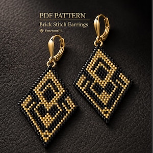 Può includere: Un paio di orecchini a forma di rombo realizzati con punto mattoncino, con un motivo geometrico di perline nere e dorate e monachelle dorate. Il testo PDF PATTERN Brick Stitch Earrings EmerantPL è visibile sopra gli orecchini.