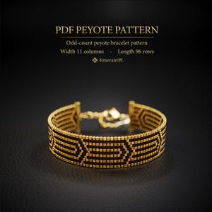 Puede incluir: Un brazalete peyote dorado con un patrón geométrico en marrón oscuro. El brazalete está hecho de pequeñas cuentas y tiene un cierre de broche. El texto en la parte superior dice "PDF PEYOTE PATTERN".