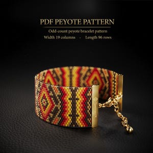 Op de afbeelding: Een kralenarmband met een geometrisch patroon in tinten rood, oranje, geel en bruin. De tekst luidt PDF PEYOTE PATTERN, Odd-count peyote bracelet pattern, Width 19 columns, Length 96 rows. Het bevat een goudkleurige metalen sluiting en een ketting.