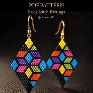 Op de afbeelding: Een paar ruitvormige brick stitch oorbellen met een geometrisch patroon van zwarte, gele, oranje, blauwe, paarse, roze en groene kralen. De oorbellen hangen aan goudkleurige haakjes. Tekst: PDF PATTERN Brick Stitch Earrings EmerantPL.