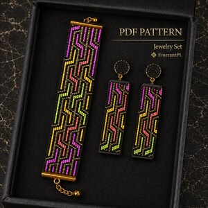 Könnte beinhalten: Ein Perlen-Schmuckset bestehend aus einem rechteckigen Armband und zwei passenden rechteckigen Ohrhängern. Die Stücke zeigen ein geometrisches Labyrinth-Muster in Neonpink, Gelb und Limettengrün auf schwarzem Grund. Text: PDF PATTERN Jewelry Set EmerantPL.