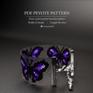 Op de afbeelding: Een kralenarmband met een vlinderontwerp in paars en zwart. De armband is gemaakt met behulp van de peyote steektechniek. De tekst "PDF PEYOTE PATTERN" staat bovenaan de afbeelding, met details over het patroon eronder.