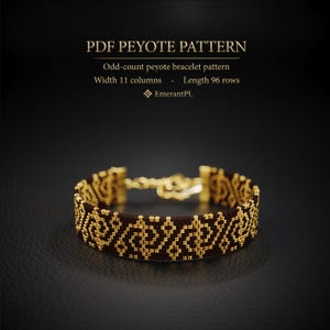 Può includere: Un braccialetto peyote marrone e oro con un motivo decorativo. Il braccialetto ha una chiusura dorata ed è esposto su una superficie scura. Il testo "PDF PEYOTE PATTERN" è in alto.