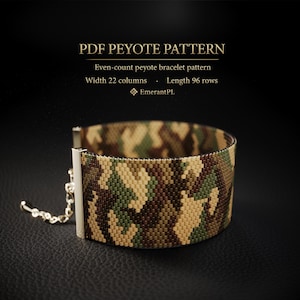 Könnte beinhalten: Peyote-Armband mit Tarnmuster mit silberfarbenen Metallverschlüssen und Kette. Das Armband besteht aus grünen, braunen und beigen Perlen. Das Bild enthält auch den Text "PDF PEYOTE PATTERN".