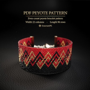 Op de afbeelding: Een PDF peyote patroon voor een even-count peyote armband met een breedte van 22 kolommen en een lengte van 96 rijen door EmerantPL. De armband heeft een geometrisch chevronpatroon in rode, zwarte en gouden kralen met een metalen sluiting.