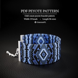 Op de afbeelding: Een PDF peyote patroon voor een peyote armband met een oneven aantal kralen, 19 kralen breed en 96 rijen lang, door EmerantPL. De armband heeft een geometrisch ruitpatroon in tinten blauw, zwart, grijs en wit met een zilveren sluiting.