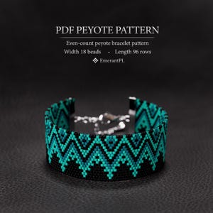 Op de afbeelding: Een kralenarmband met een zwart en turquoise zigzagpatroon. De armband is gemaakt van kleine kralen en heeft een zilveren sluiting. De tekst "PDF PEYOTE PATTERN" staat bovenaan de afbeelding.