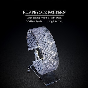 Puede incluir: Un brazalete de cuentas plateado y blanco con un patrón geométrico, exhibido en un soporte transparente. El brazalete presenta un diseño en zigzag. El texto en la parte superior dice "PDF PEYOTE PATTERN". El brazalete tiene 18 cuentas de ancho y 96 filas de largo.