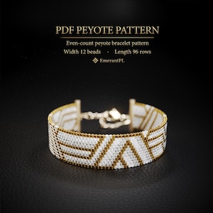 Puede incluir: Un brazalete peyote blanco y dorado con un patrón geométrico. El brazalete tiene un cierre plateado y se muestra sobre un fondo oscuro. El texto "PDF PEYOTE PATTERN" está en la parte superior.