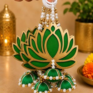 100 pezzi di decorazioni a forma di loto indiano in MDF con bordo dorato, stile jhumki, perfette per Diwali, puja o come sfondo per il tempio.