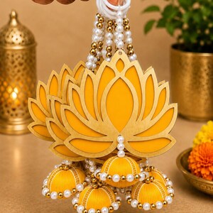 Fri frakt Indisk Mdf Lotus med gyllene kant i jhumki-stil för Diwali-deko-pooja eller mandir-bakgrund