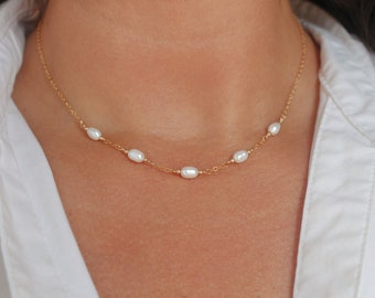Delicado collar de perlas blancas