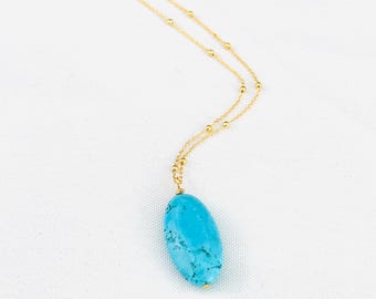 Collar de turquesa con cadena satélite dorada