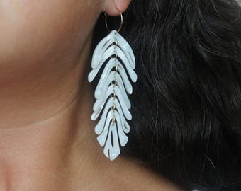 Pendientes largos de plumas de resina color blanco marfil