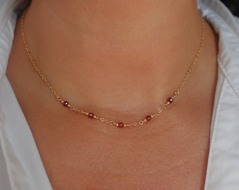 Delicado collar de granate dorado