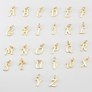 Añadir una letra, Charm con letra bañada en oro, Añadir un Charm, Charm con letra dorada