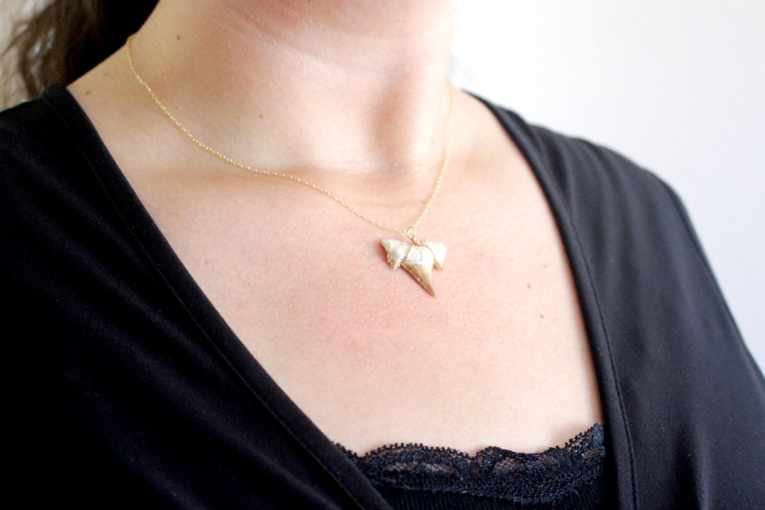 Dainty Shark Tooth Necklace // White Shark Tooth on by foressti | Halskette  zierlich, Halskette ideen, Kette