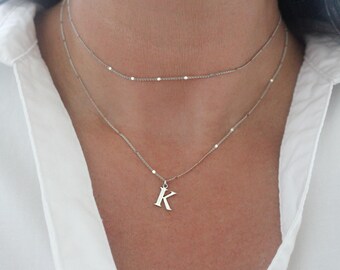 Collar con letra plateada estrellada
