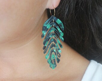 Pendientes largos de plumas de resina verde carey