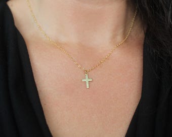Delicado collar con cruz de oro