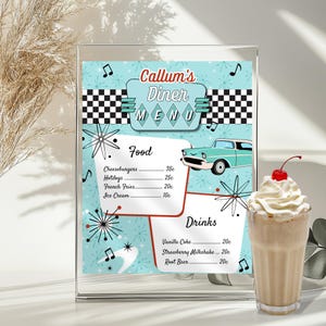 Könnte beinhalten: Ein Set aus drei Keramikbechern mit gesprenkelter, matter Oberfläche. Die Becher sind in Creme-, Hellgrau- und Dunkelgrautönen gehalten. Jeder Becher hat ein schlichtes, minimalistisches Design und einen abgerundeten Henkel.