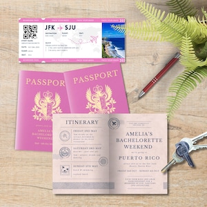 Può includere: Un set di inviti a tema viaggio rosa, tra cui una carta d'imbarco, due passaporti e un itinerario per un weekend di addio al nubilato a Porto Rico. Sono presenti anche una penna e delle chiavi.