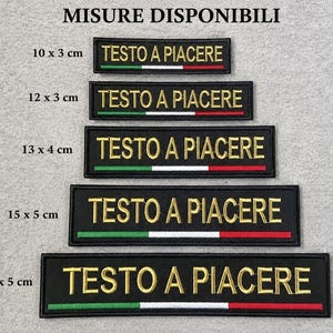 Può includere: Toppe rettangolari nere ricamate con testo dorato "TESTO A PIACERE". Ogni toppa ha una striscia verde, bianca e rossa nella parte inferiore. Le dimensioni variano da 10 x 3 cm a 18 x 5 cm.