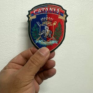 Broderad lapp med Catanias vapensköld – Dekorativ souvenirlapp med Sicilien och Italien