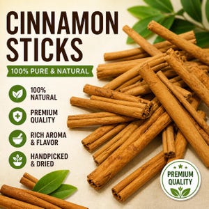 Op de afbeelding: Een stapel kaneelstokjes met de tekst "CINNAMON STICKS" en "100% PURE & NATURAL". De afbeelding bevat ook de tekst "100% NATURAL", "PREMIUM QUALITY", "RICH AROMA & FLAVOR" en "HANDPICKED & DRIED".