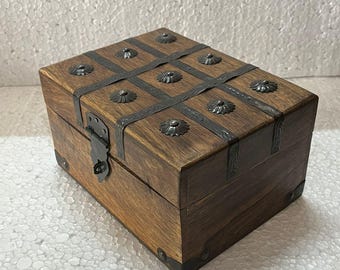 Scrigno del tesoro in legno realizzato a mano con dettagli in metallo / Decorazione rustica vintage per riporre oggetti