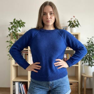 Op de afbeelding: Een koningsblauwe gebreide trui met een ronde hals en lange mouwen. De trui is gemaakt van een zacht materiaal en heeft een effen kleur. De trui heeft een casual stijl en is geschikt voor dagelijks gebruik.