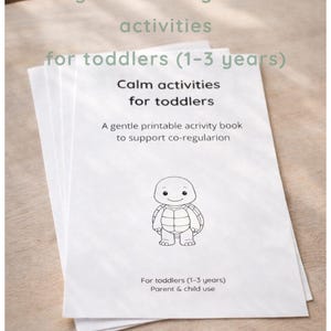 Może przedstawiać: Stos białych kartek papieru z tekstem i ilustracją kreskówkowego żółwia. Tekst głosi "12 łagodnych aktywności ko-regulacji dla małych dzieci (1-3 lata)" i "Spokojne aktywności dla małych dzieci". Dla rodziców i dzieci.