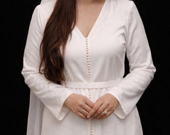 Elegant brudkaftan – vit brudklänning med satinbälte