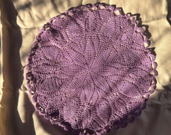 Tapete de ganchillo hecho a mano de 38 cm – Decoración de mesa de encaje estilo vintage – Tapete de algodón lila – Tapete de mesa redondo estilo bohemio