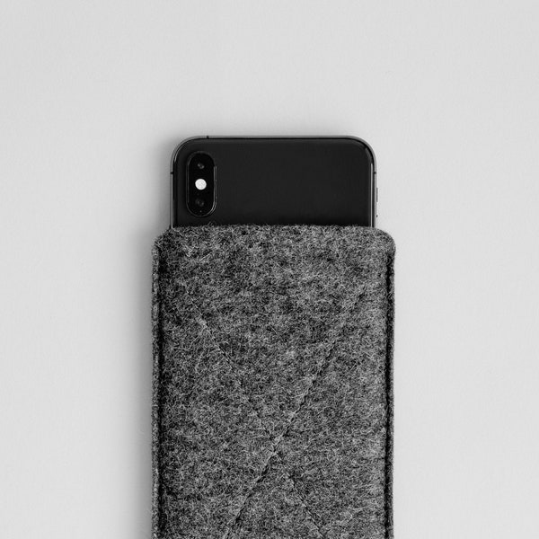 Wollen iPhone sleeve case | Milieuvriendelijk hoesje voor iPhone || KRUIS (veelkleurig)