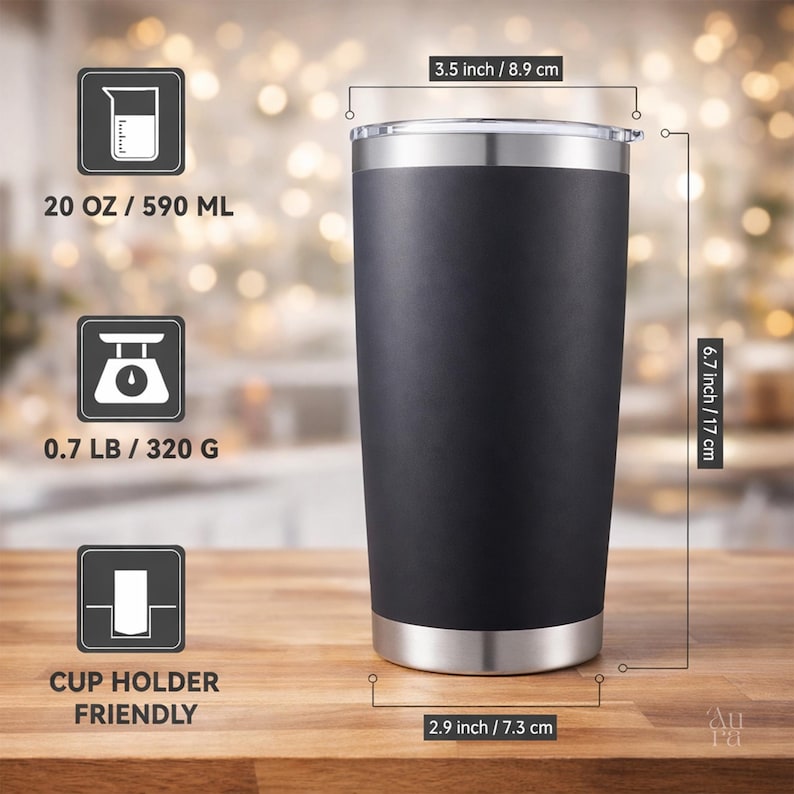 Pu&ograve; includere: Un bicchiere termico nero con bordo e base argentati. Il bicchiere &egrave; alto 17 cm e largo 8,9 cm. Contiene 590 ml e pesa 320 g. Il testo "CUP HOLDER FRIENDLY" &egrave; visibile.