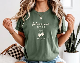 Camiseta personalizada para futura Sra. Comfort Colors® / Camiseta de novia con lazo de corazón de cereza / Camiseta personalizada para futura novia / Regalo para recién comprometidas