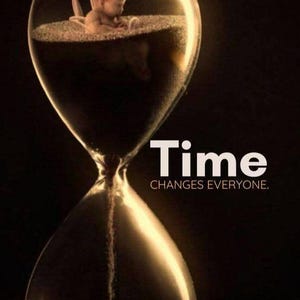 Puede incluir: Un reloj de arena con un bebé en la parte superior y una persona mayor en la parte inferior, simbolizando el paso del tiempo. El texto "Time Changes Everyone" se muestra en blanco. La imagen tiene una estética oscura y dramática.