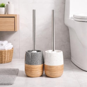 Modern toalettborstehållare i terrazzo – nordisk badrumsinredning med träbas, minimalistiskt toalettborsteset i keramik