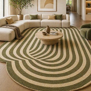 Peut inclure: Un salon moderne avec un grand canapé beige incurvé et des coussins. Un tapis rond à rayures vert olive et beige est au centre. Une table basse en bois et un fauteuil vert complètent la scène.
