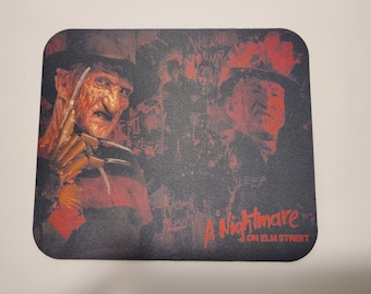 Op de afbeelding: Een zwarte en rode muismat met een afbeelding van Freddy Krueger uit de film "A Nightmare on Elm Street".