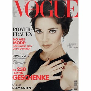 Könnte beinhalten: Ein Vintage-Cover der deutschen Vogue mit Isabella Rossellini mit kurzem dunklem Haar, bekleidet mit einem schwarzen ärmellosen Oberteil. Der Text umfasst POWER FRAUEN, NO AGE-MODE, IMMER JUNG und DIE 250 BESTEN GESCHENKE in roter und schwarzer Schrift.