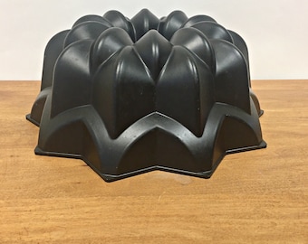 Nordic Ware Bundt Cake Pan Dark Cast Aluminum Star Pattern Jello Mold