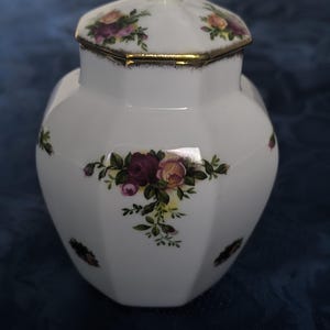 Jarrón hexagonal floral Royal Albert Old Country Roses con tapa, 5.5” (14 cm)