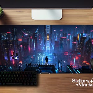 Op de afbeelding: Een groot rechthoekig muismat met een futuristisch stadsbeeld met neonlichten in blauw, rood en paars. Een zwart toetsenbord en muis zijn zichtbaar. De woorden "Stellars Market" staan in de rechter benedenhoek.